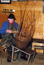 Der "Korber" bei der Herstellung eines Korbes